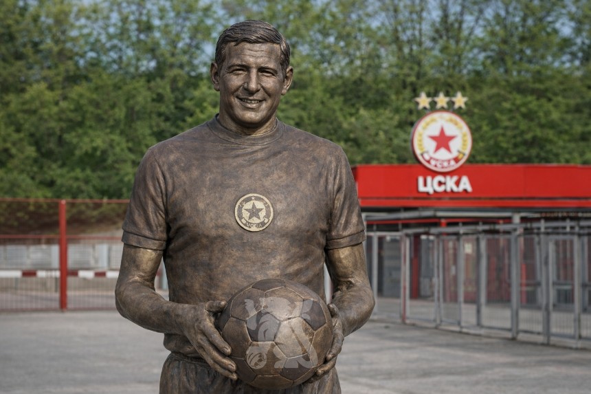 Издигат паметник на Димитър Пенев